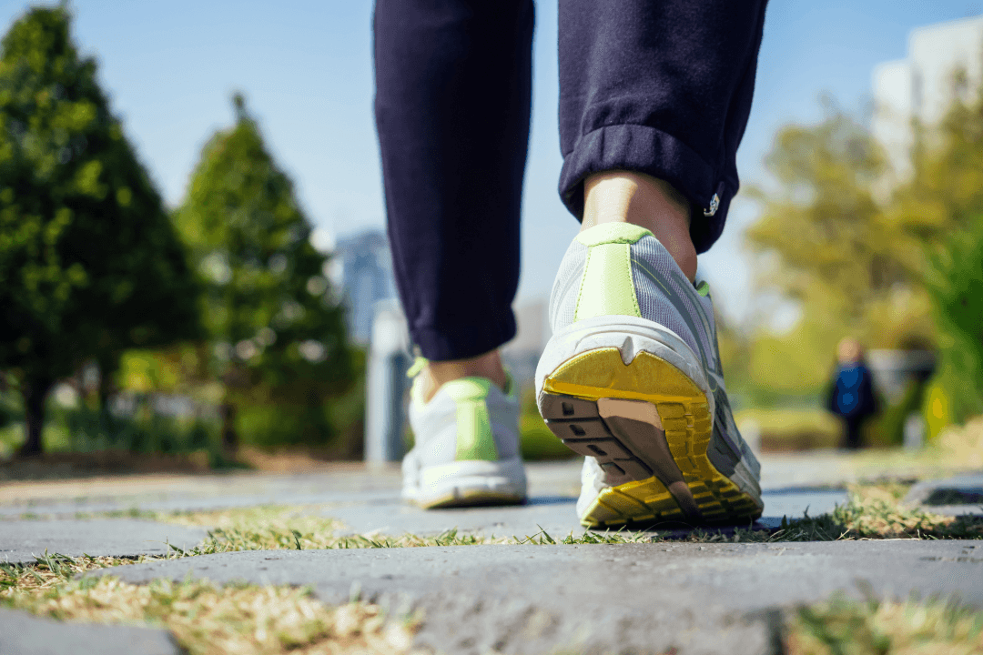 Dr Willima Guerrero foto leyendo libro en libreria sentado