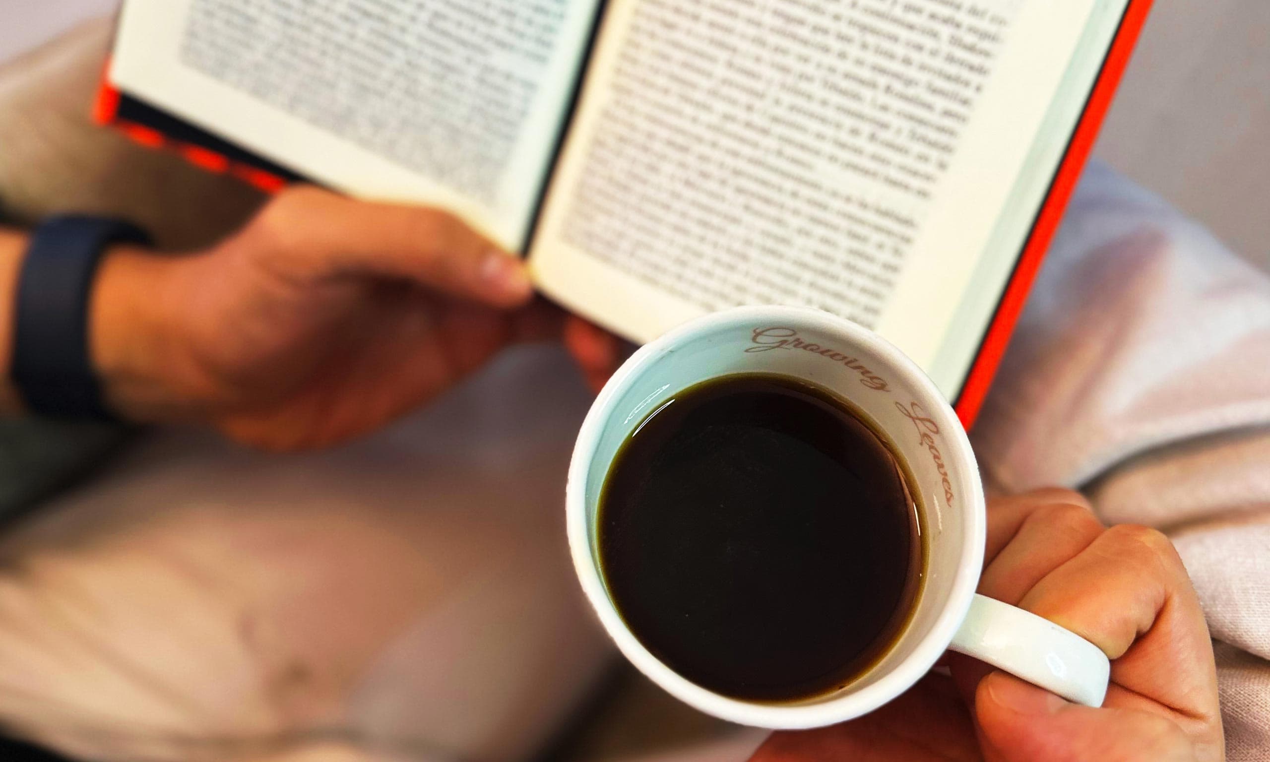 Dr Willima Guerrero foto leyendo libro en libreria sentado